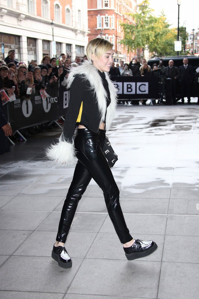 Miley-Cyrus-Arrives-at-BBC-Eadio-1-Studios-in-London-Photoshoot-Pictures-5