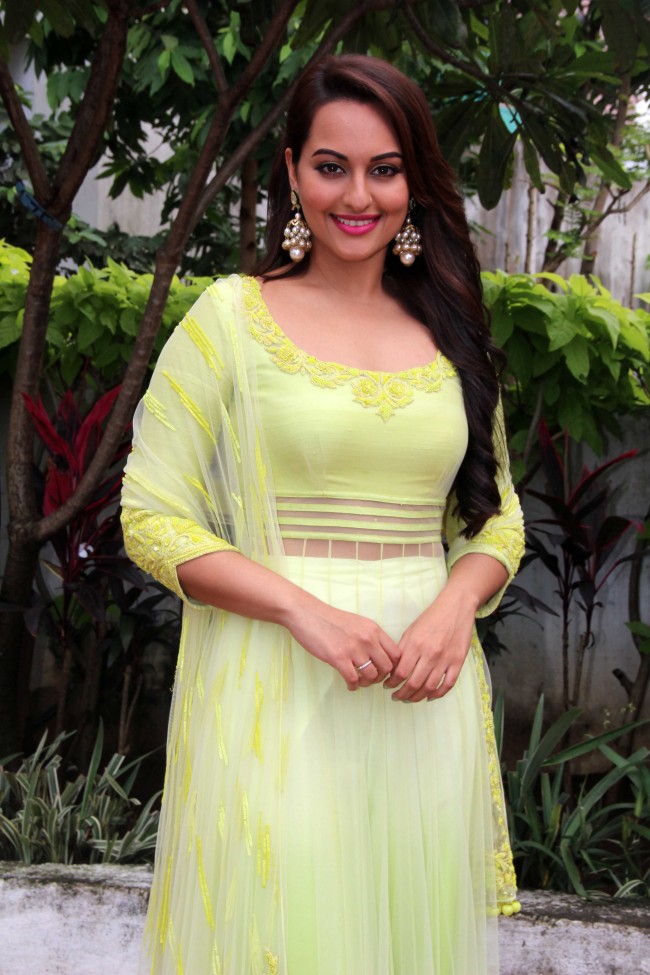 Sonakshi-Sinha-at-Star-Plus-Diwali-TV-Show-Event-Pictures-Image-7