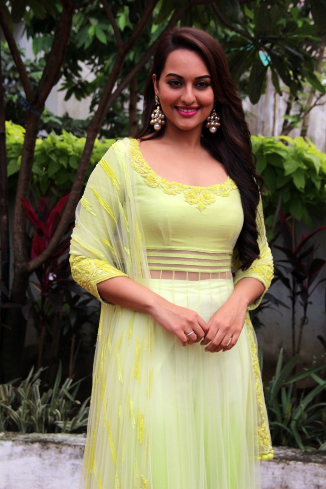 Sonakshi-Sinha-at-Star-Plus-Diwali-TV-Show-Event-Pictures-Image-