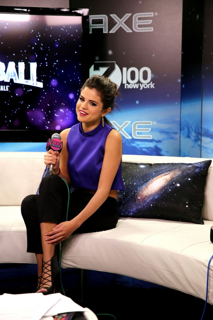 Selena-Gomez-Performs-at-Z100-Jingle-Ball-in-New-York-Image-Pictures-2