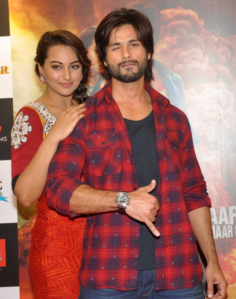 Shahid-Kapoor-and-Sonakshi-Sinha-at-R Rajkumar-Movie-Promotion-Photo-Pictures-1