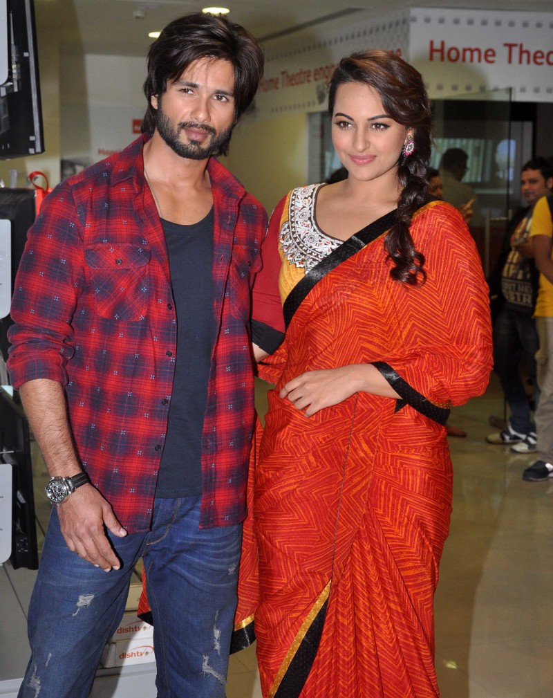 Shahid-Kapoor-and-Sonakshi-Sinha-at-R Rajkumar-Movie-Promotion-Photo-Pictures-2