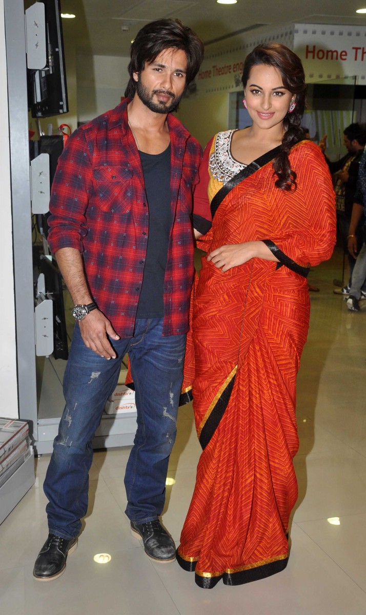 Shahid-Kapoor-and-Sonakshi-Sinha-at-R Rajkumar-Movie-Promotion-Photo-Pictures-5