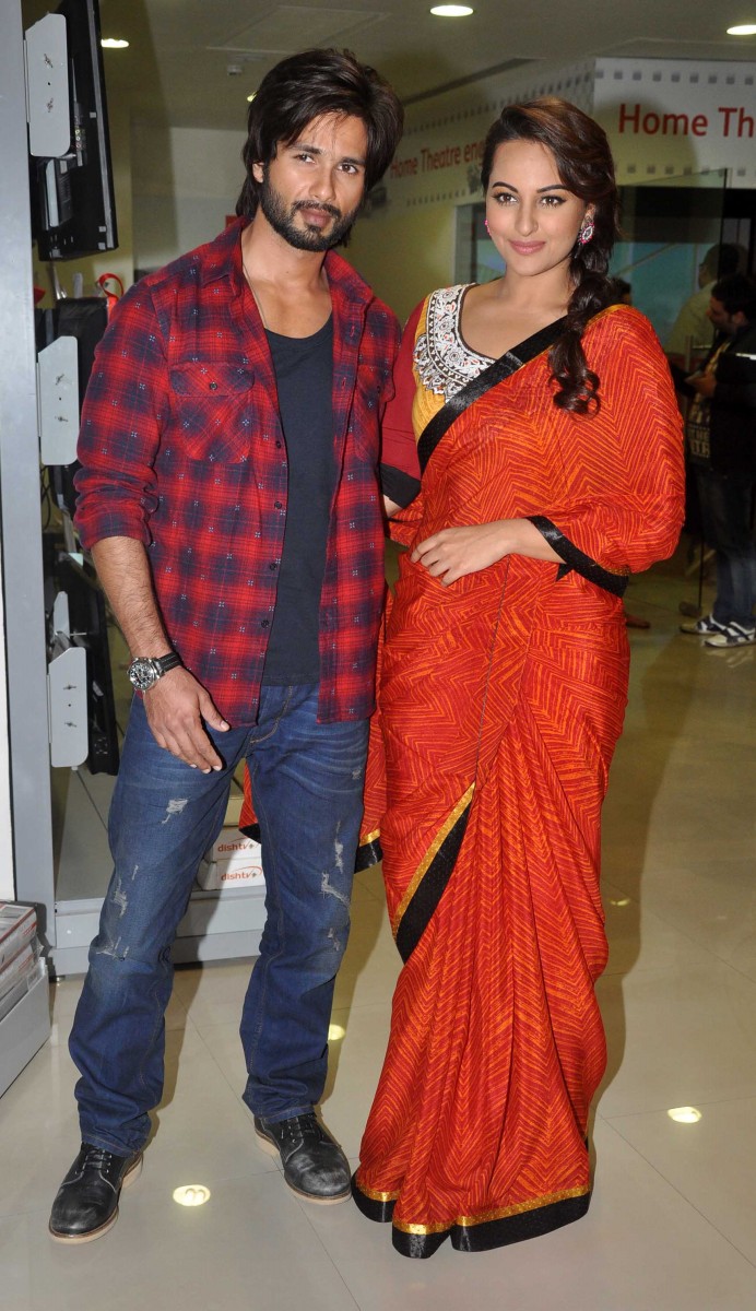Shahid-Kapoor-and-Sonakshi-Sinha-at-R Rajkumar-Movie-Promotion-Photo-Pictures-7