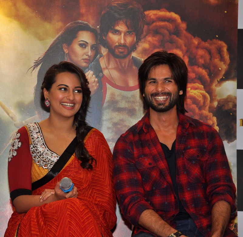 Shahid-Kapoor-and-Sonakshi-Sinha-at-R Rajkumar-Movie-Promotion-Photo-Pictures-