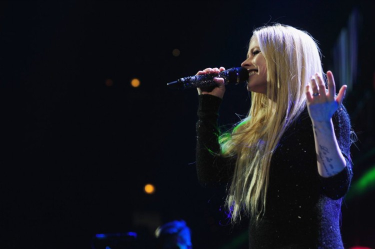 Avril-Lavigne-at-103.5-Kiss-Fm-Jingle-Ball-in-Chicago-Photo-Pictures-1