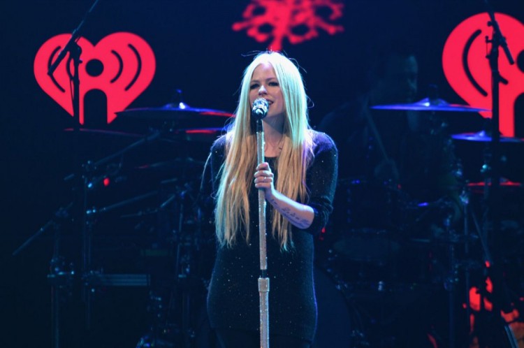 Avril-Lavigne-at-103.5-Kiss-Fm-Jingle-Ball-in-Chicago-Photo-Pictures-3