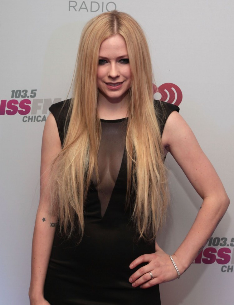 Avril-Lavigne-at-103.5-Kiss-Fm-Jingle-Ball-in-Chicago-Photo-Pictures-5