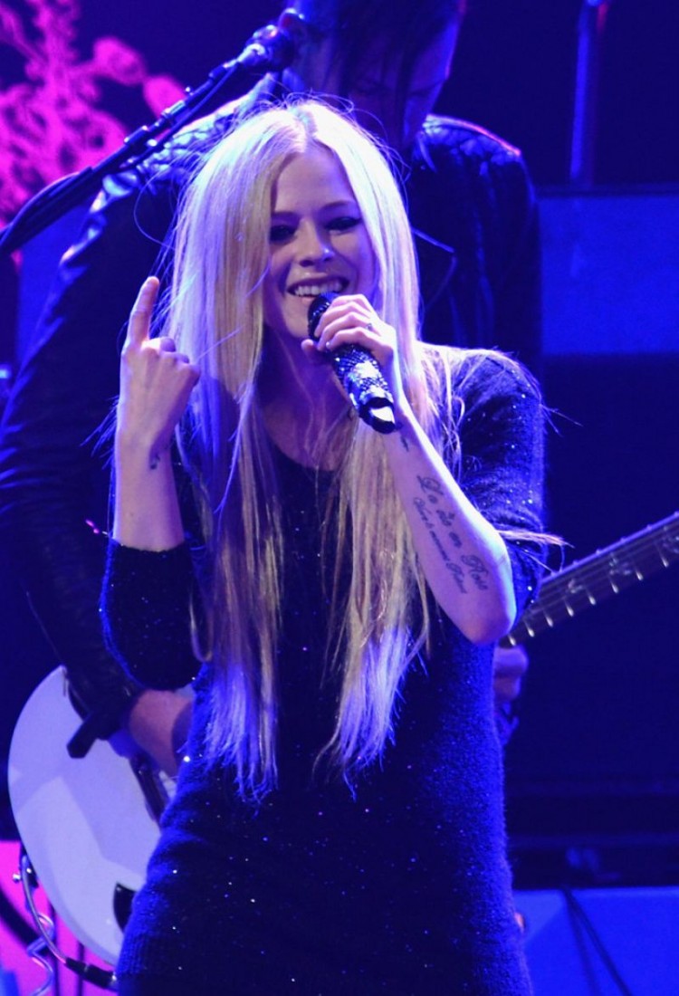Avril-Lavigne-at-103.5-Kiss-Fm-Jingle-Ball-in-Chicago-Photo-Pictures-7