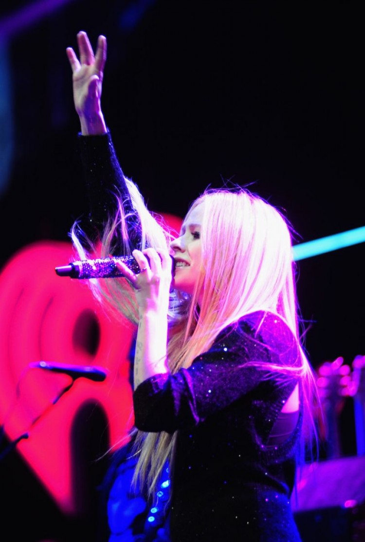 Avril-Lavigne-at-103.5-Kiss-Fm-Jingle-Ball-in-Chicago-Photo-Pictures-8