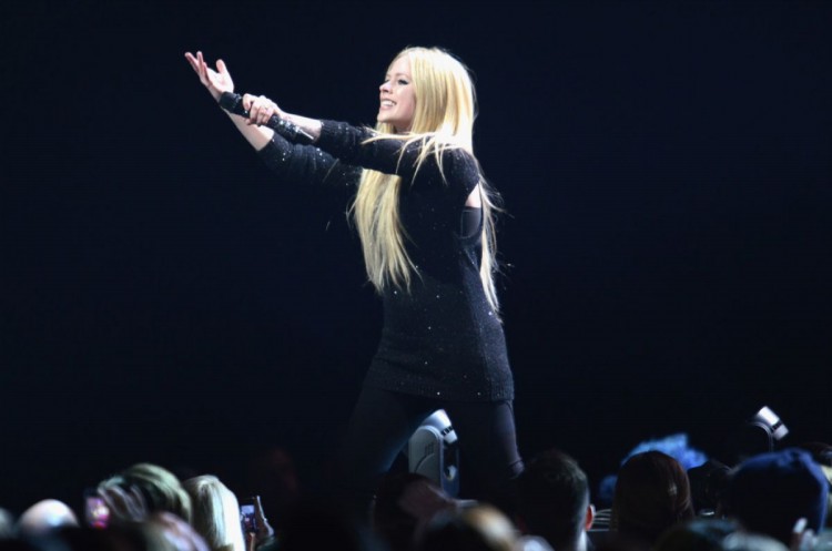 Avril-Lavigne-at-103.5-Kiss-Fm-Jingle-Ball-in-Chicago-Photo-Pictures-