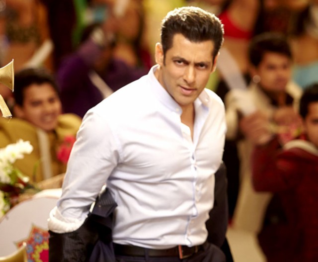 Salman-Khan-Daisy-Shah-at-Bollywood-Indian-Movie-Jai-Ho-Stills-Photoshoot-Pictures-