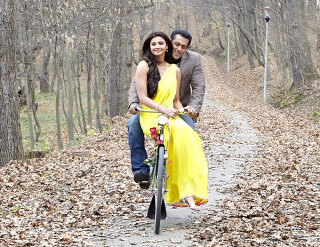 Salman-Khan-Daisy-Shah-at-Bollywood-Indian-Movie-Jai-Ho-Stills-Photoshoot-Pictures-9