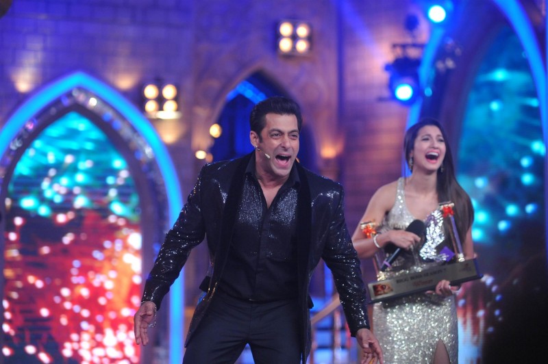 Salman-Khan-With-Finalists-Bigg-Boss-7-Grand-Finale-Still-Image-Pictures-1