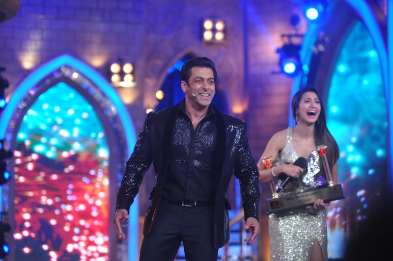 Salman-Khan-With-Finalists-Bigg-Boss-7-Grand-Finale-Still-Image-Pictures-2