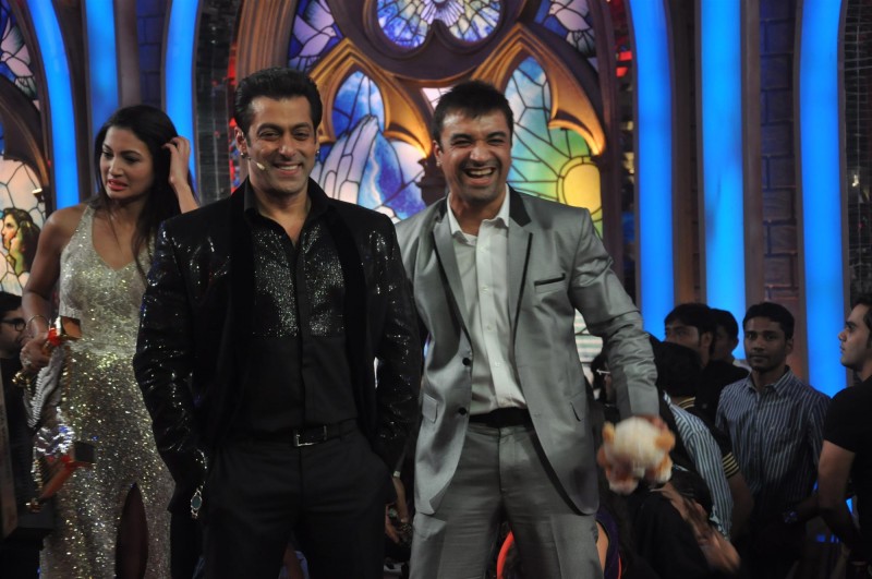 Salman-Khan-With-Finalists-Bigg-Boss-7-Grand-Finale-Still-Image-Pictures-