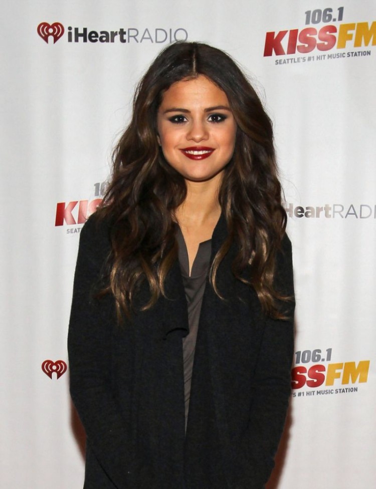 Selena-Gomez-Performs-at-106.1-Kiss-Fm-Jingle-Ball-in-Seattle-Image-Pictures-7