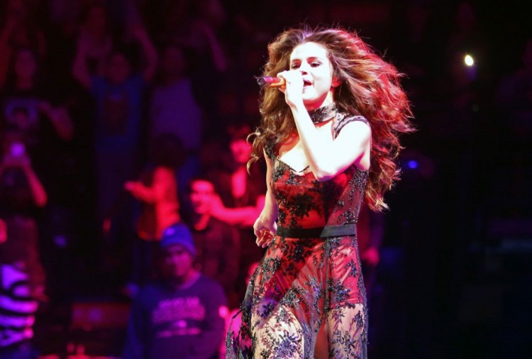 Selena-Gomez-Performs-at-106.1-Kiss-Fm-Jingle-Ball-in-Seattle-Image-Pictures-