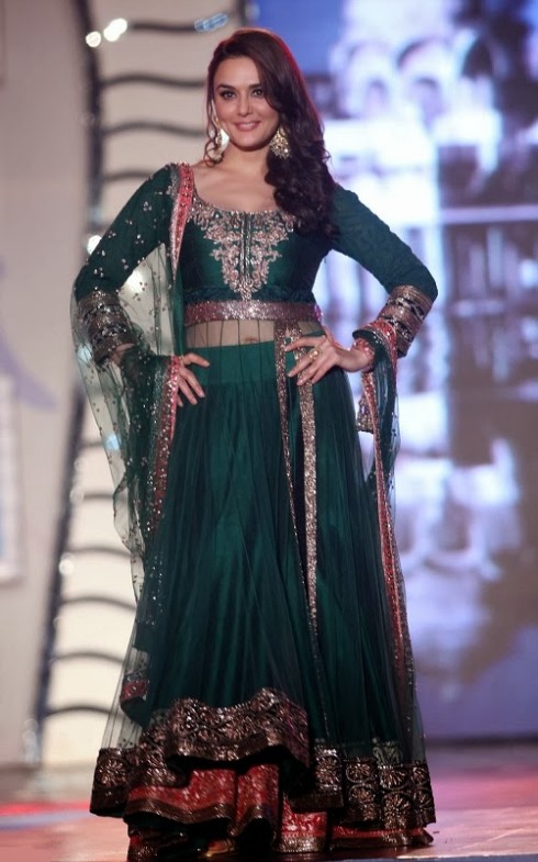 Indian-Bollywood-Celebs-at-Manish-Malohtras-Girls-Child-Outfits-Suits-Latest-Fashion-Show-3