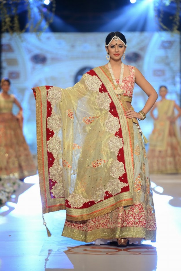 Bridal-Wedding-New-Fashion-Dress-at-PBCW-by-Designer-Deepak-Perwani-5