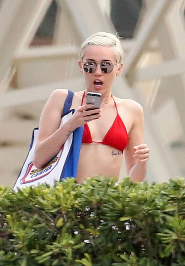 Miley-Cyrus-in-Bikini-at-a-Hotel-Pool-in-Barcelona-Images-Photo-6