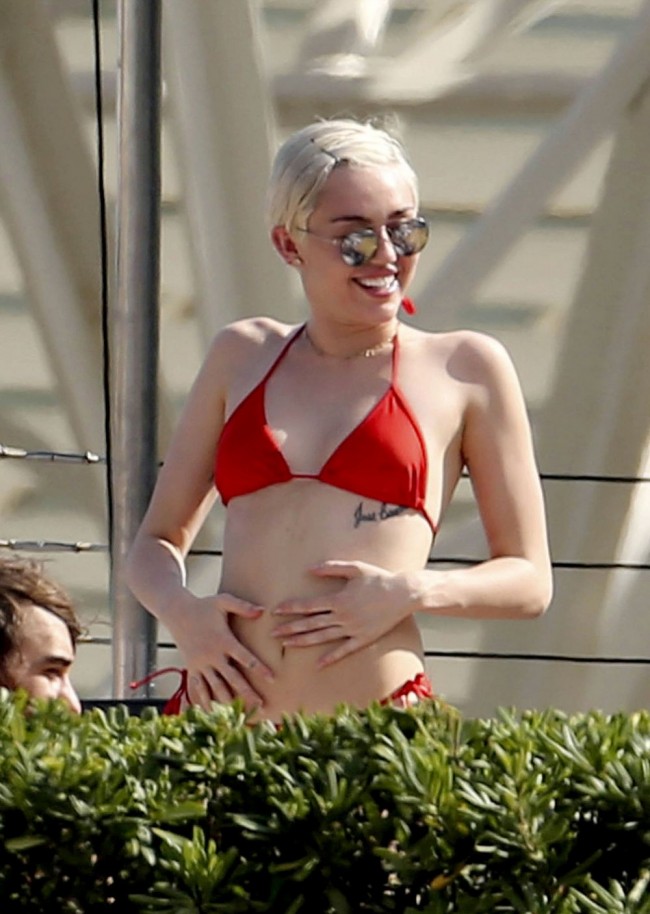 Miley-Cyrus-in-Bikini-at-a-Hotel-Pool-in-Barcelona-Images-Photo-7