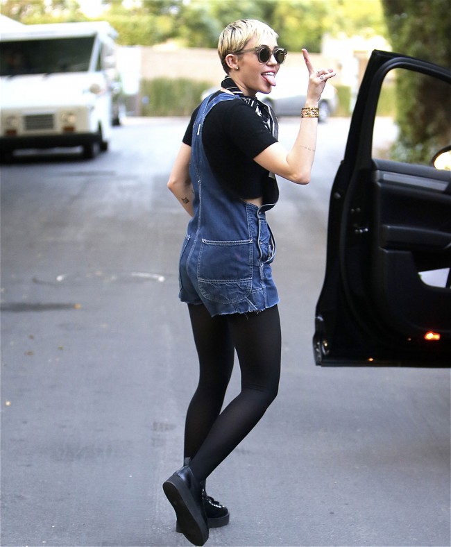 Miley-Cyrus-Out-and-About-in-Studio-Los-Angeles-City-Pictures-Image-7