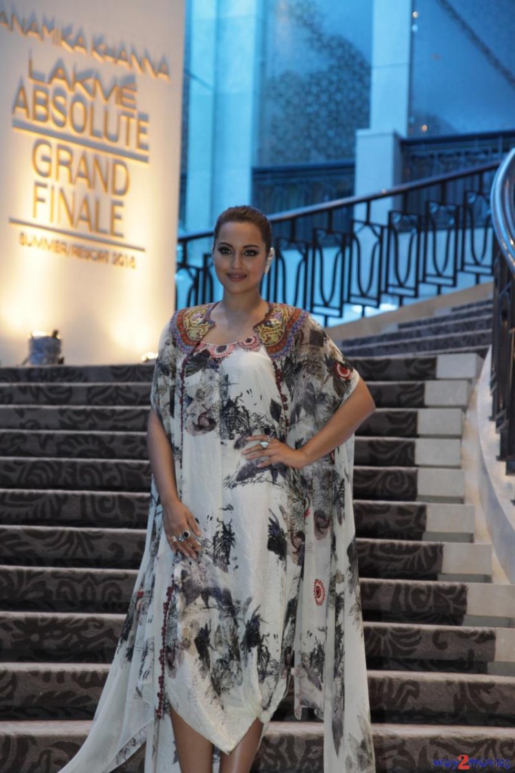 Bollywood-Indian Celebrities Deepika-Sonakshi at LFW Summer Resort 2015 Grand Finale HD Wallpapers-4