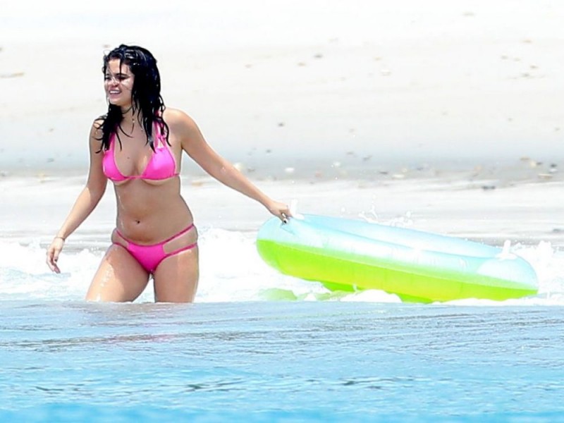 Selena Gomez in Bikini at a Beach in Mexico City Photos-Pictures-