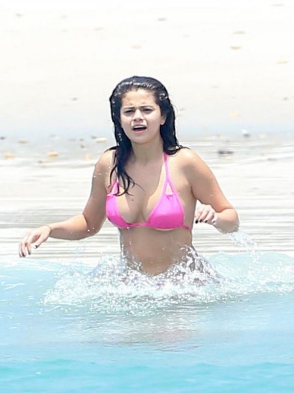 Selena Gomez in Bikini at a Beach in Mexico City Photos-Pictures-8