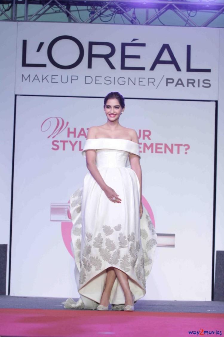 Katrina Kaif-Sonam Kapoor at Loreal Paris Cannes Collection Launch HD Wallpapers-5