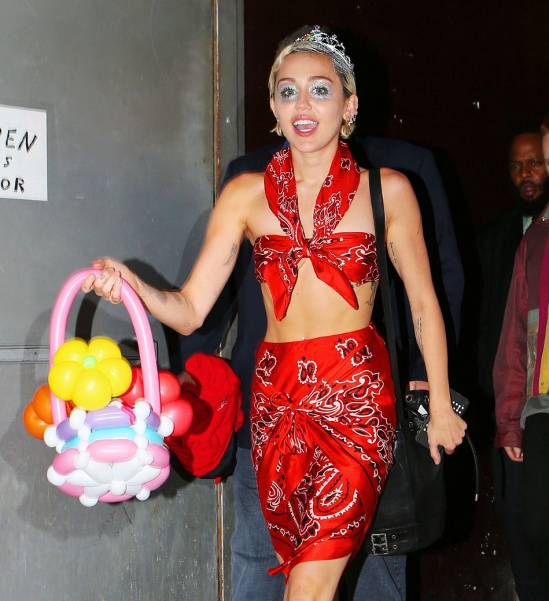 Miley Cyrus Arrives at 1 Oak Night Club in New York HD Wallpapers-2