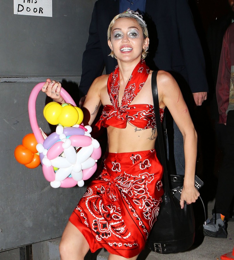 Miley Cyrus Arrives at 1 Oak Night Club in New York HD Wallpapers-3