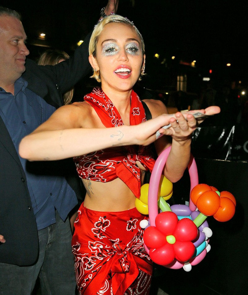 Miley Cyrus Arrives at 1 Oak Night Club in New York HD Wallpapers-4