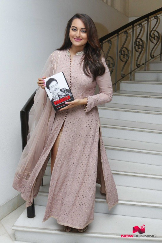 Sonakshi Sinha Bollywood-Indian Actress-Model at Shatrughan Sinha's Book Launch Image-Pictures-9